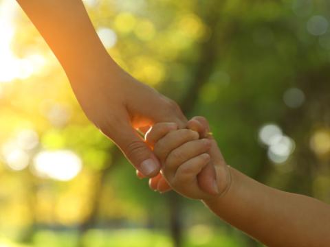 madre che tiene per mano la figlia