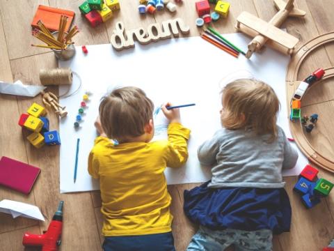 bambini che disegnano per evocare il tema dei servizi educativi per la prima infanzia al centro del report Istat 2023