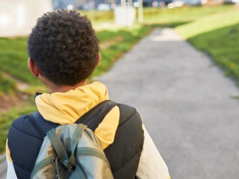 bambino solo che cammina per strada