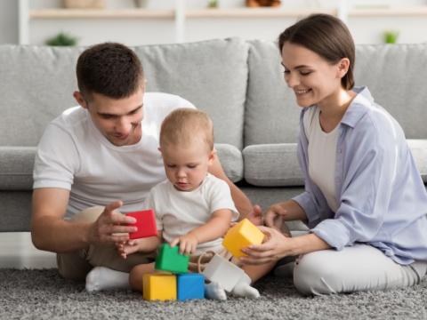 immagine di genitori che giocano con il figlio per evocare il temi che riguardano le famiglie al centro della riunione di insediamento del nuovo Osservatorio nazionale sulla famiglia