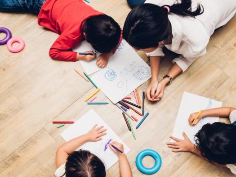 bambini che disegnano per evocare i temi relativi all'infanzia e all'adolescenza al centro dei lavori dell'Osservatorio nazionale per l’infanzia e l’adolescenza