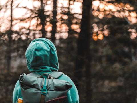 ragazzo che cammina da solo per evocare i temi della presa in carico e dell’accompagnamento dei minorenni stranieri non accompagnati, al centro del seminario I minori non accompagnati: quale sfida di presa in carico e accompagnamento, con uno sguardo specifico sul penale minorile 