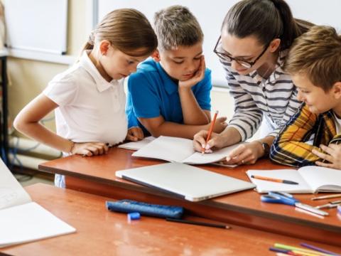 immagine di bambini che lavorano insieme in classe per evocare il tema della partecipazione al centro degli Stati generali della partecipazione 2023