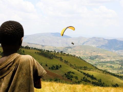immagine di bambino con vestiti rovinati per evocare il tema dei bambini in povertà estrema, al centro dello studio dell’Unicef e della Banca Mondiale Global Trends in Child Monetary Poverty According to International Poverty Lines