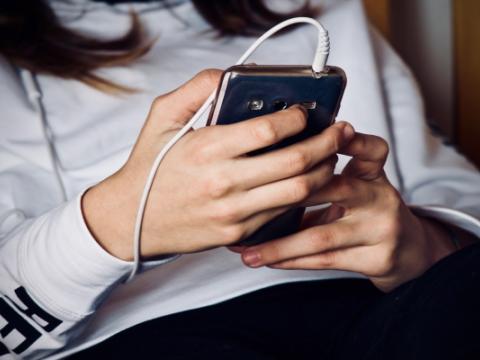 ragazza che usa il cellulare