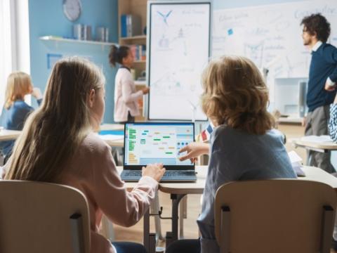 studenti che usano il computer a scuola